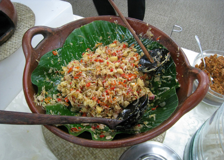 Variations: Some sambals are mashed, while others have thinly sliced ingredients that are mixed together, such as sambal matah (raw sambal) and sambal embe. (Wikimedia Commons/Gunawan Kartapranata)