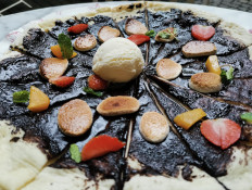 Italian romance: One of Padre Bogor's signature dishes is a pizza-like dessert called Pizza Al Choccolato Con Marshmallow. (JP/Felix Martua)