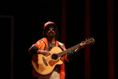 Music icon: This scene depicts Gombloh singing while playing his guitar. (Courtesy of Titimangsa)