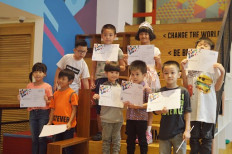 The students receiving their certificates at Koding Next Kemayoran, Jakarta upon finishing their courses. 