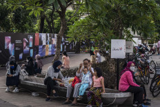 Govt drops mask rule as experts urge 'proceeding with caution'