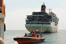 Rescuers battle to free trapped ferry carrying more than 800