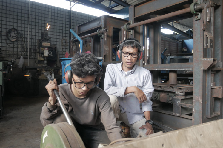 Getting the job done: Bobby Umroh is working at his recycling workshop, Star Mesin, in Medan. (JP/Tonggo Simangunsong)