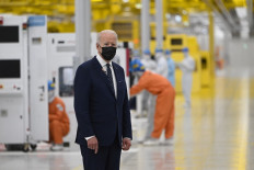 US President Joe Biden tours the Samsung Electronics factory alongside South Korean President Yoon Suk-yeol and Samsung Electronics Vice Chairman Lee Jae-yong (not pictured) in Pyeongtaek on May 20, 2022. 