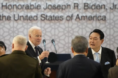 US President Joe Biden (left) and South Korean President Yoon Suk Yeol (right) toast at the start of a state dinner at the National Museum of Korea in Seoul on May 21, 2022. 