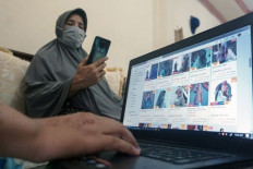 Contactless spree: People use their gadgets to shop online on April 27, 2021 in Jakarta. The Cooperatives and Small and Middle Enterprises (SMEs) Ministry recorded a 26 percent rise in online transactions last year to 3.1 million for SMEs, primarily driven by consumers’ shift to digital during the COVID-19 pandemic.