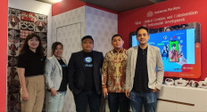 Margarita Tan - Chief of growth Cakap; Cecillia Ong - VP of CEO Office; Tomy Yunus - Chief Executive Officer; Yohan Limerta - Chief Technology Officer; Jonathan Dharmasoeka - Chief of Business at the Indonesia Pavilion, WEF 2022.