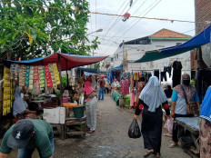 Improvised: Pop-up, barely legal markets such as the one pictured here in Dupak Jaya, Surabaya, are a common sight in the city's labyrinth-like kampung. (Courtesy of Suroboyo Ngalor Ngidul)