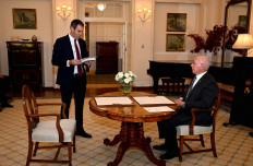 Australia's new treasurer Jim Chalmers (left) takes an oath in front of Governor General David Hurley during a ceremony at Government House in Canberra on May 23, 2022.
/ AFP