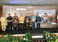 BNI treasury and international director Henry Panjaitan stands with panelists at the Regional Trade Talk Series event in Medan on Tuesday. The BNI webinar is expected to promote export-oriented businesses by increasing their understanding and help them actualize themselves in the global market.