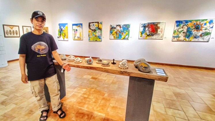 His creations: Duki Noermala showcases his stone paintings during a solo exhibition at Bentara Budaya Jakarta (JP/Sylviana Hamdani)