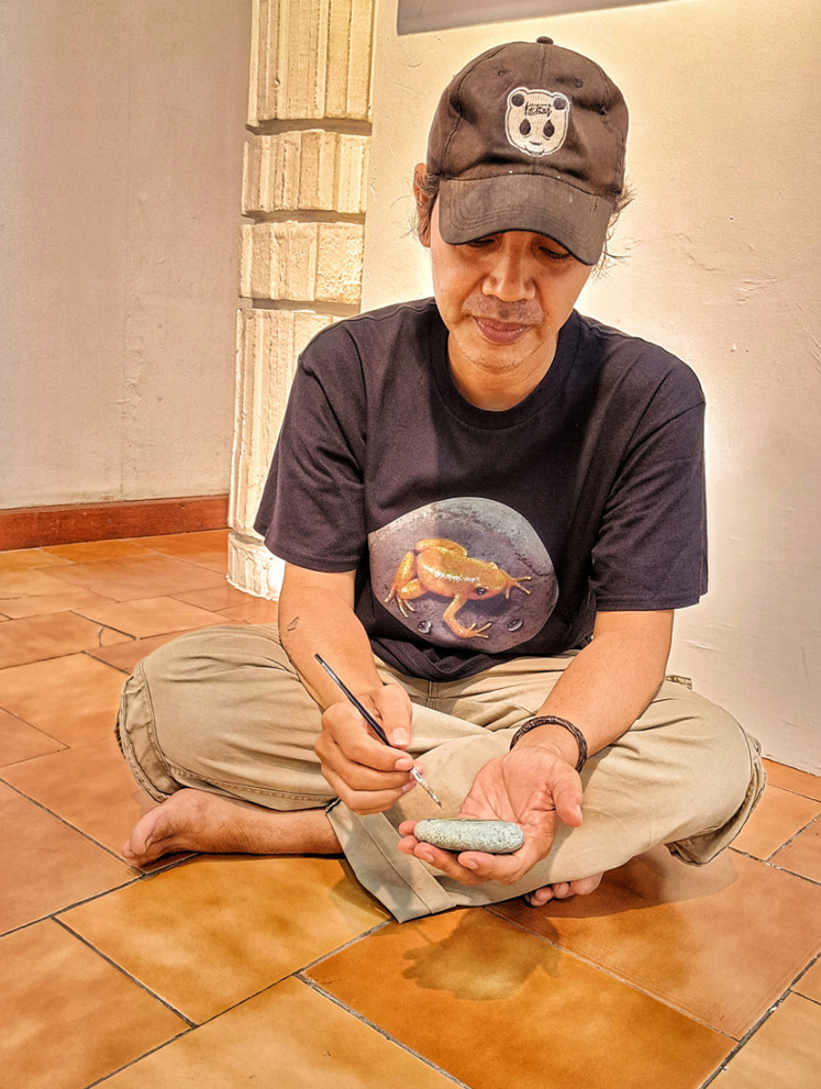 Live painting: Duki Noermala paints a stone during a workshop at Bentara Budaya Jakarta. (JP/Sylviana Hamdani)
