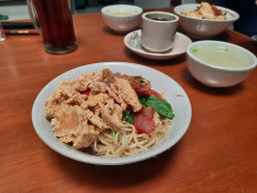 Go-to order: Wan tan mie with roast pork and black coffee, one of the must-try dishes at Depot Acu Aling, Surabaya. (JP/Raka Ibrahim)