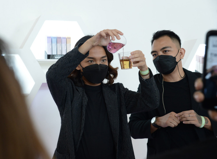Professional mixer: L'Oreal Professionnel educator Rifandi demostrates how hair is colored during a promotional event on May 18, 2022 at The Tribrata Dharmawangsa in South Jakarta. (Courtesy of L'Oreal Professionnel)
