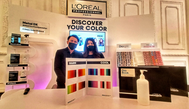 Rainbow of choices: L'Oreal Professionnel educator Inez Adelina (right) and an assistant present the many shades of hair color available from the brand. (JP/Sylviana Hamdani)