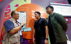 BNI senior wholesale solution vice president Indra Gunawan (left) talks to Menantea Group founders Jerome Polin Sijabat (center) and Jehian Panangian Sijabat about BNI Digital Business products on the sidelines of the 2022 BNI Java Jazz Festival on Sunday. The bank’s business financial solutions are suitable for young entrepreneurs looking to strengthen their financial management (cash management), including cash in collection management with the BNI eCollection (virtual account) and auto debit, liquidity management such as cash pooling and cash distribution, bank guarantees and supply-chain financing.