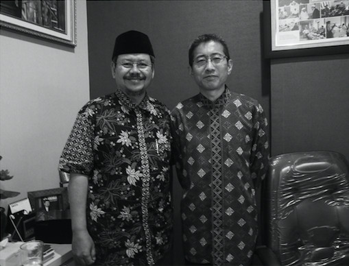 Amiable meeting: Hisanori Kato (right), author of Islam in Japanese Eyes: Conversations with Indonesian Muslims, appears with former Hizbut Tahrir Indonesia (HTI) head Ismail Yusanto in an illustrated page from his book. (Courtesy of Penerbit Buku Kompas)