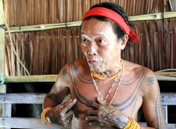 Images: A Mentawai tribal elder explains the meanings of his tattoos, a unique tradition that developed on relatively insular Mentawai Island, known for its distinctive indigenous culture as well as surf-ready waves. (JP/Syofiardi Bachyul Jb.)
