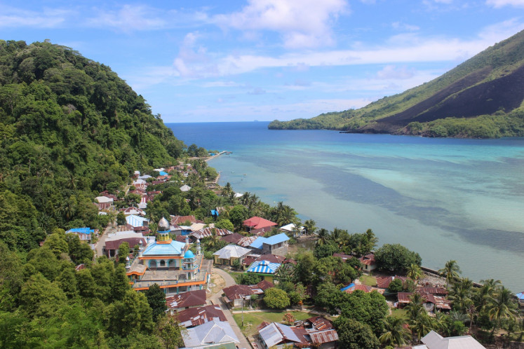 Historical legacy: The Banda Islands are an unspoiled paradise with tranquil shores that lays bare the tragic scars of its colonial past. (JP/Mark Heyward)