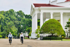 President Joko Widodo (right) and Australia’s Prime Minister Anthony Albanese (left) riding bamboo bicycles at the Presidential Palace in Bogor, West Java. 