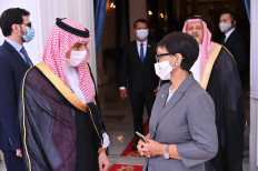 Foreign Minister Retno LP Marsudi talks with her visiting Saudi counterpart Prince Faisal Bin Farhan Alsaud in Jakarta on Tuesday.