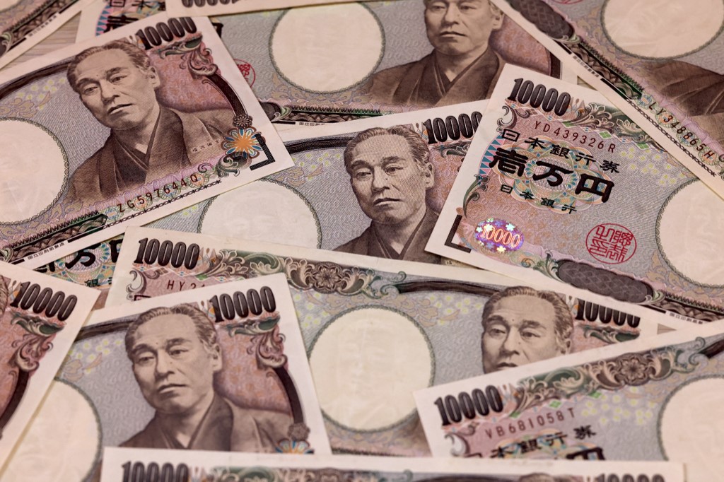 Japanese yen whipsawed on further suspected intervention - Markets ...