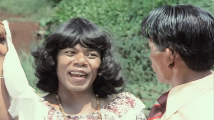 A 70s show: Actor and comedian Benyamin Sueb (left) plays Betty in the 1978 film 'Betty Bencong Slebor'. (YouTube/Falcon)