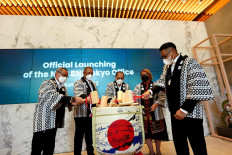 (Left to right) Head of the Bank Indonesia Representative Office in Tokyo, Hilman Tisnawan; president director of BNI, Royke Tumilaar; BNI president commissioner Agus Martowardojo; head of Economic Function Coordination for the Indonesian Embassy in Japan Rima Cempaka; and director of treasury and international business at BNI, Henry Panjaitan, take part in the inauguration of BNI Tokyo on Thursday. The relocation of BNI's overseas branch offices is part of an effort to strengthen overseas business performance and improve services to local customers, including the Indonesian diaspora.