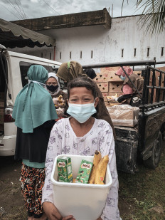 Food for free: The Aksata Pangan Foundation distributes food to underprivileged communities in Medan, North Sumatra. (Courtesy of Aksata Pangan)