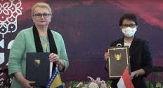 Foreign Minister Retno L.P. Marsudi (right) and Bosnia and Herzegovina Foreign Affairs Minister Bisera Turković pose for reporters after signing a Memorandum of Understanding on Political Consultations between the two countries on June 10, 2022 at the Foreign Ministry in Jakarta, as seen in this screengrab of the livestreamed event from MoFA Indonesia YouTube channel.