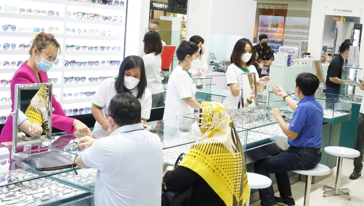 Optik Tunggal team at the second floor of Plaza Senayan, enthusiastically introducing the customization service, a first by Lindberg in Indonesia.