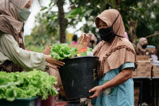 Indonesian food banks try to tackle food waste and climate change issue
