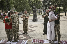 Life goes on as Ukraine army holds war weddings