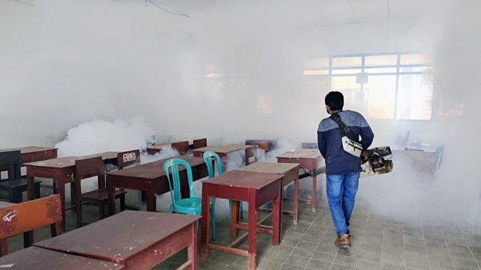 An employee of the West Kutai Health Agency sprays insecticide inside a classroom on June 1, 2022, as part of the East Kalimantan regency’s efforts to prevent the spread of malaria.