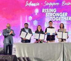 (Left to right) Suryo Pratomo, Indonesian ambassador to Singapore;  Dr. T. Chandroo, Singapore, chairman of Indian Chamber of Commerce and Industry; Huynh Dinh Thai Linh, executive director of World Trade Center Binh Duong New City-Becamex IDC Vietnam; Rifki Pratomo, CEO of Andalin; Monsinee Supina, managing director of N&A Logistics Company Limited Thailand. 
