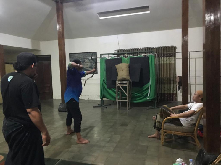 Training session: Qori (in white) and Nizam al-Qodiri (in black) observe Angking demonstrate his technique. (Courtesy of Angking)