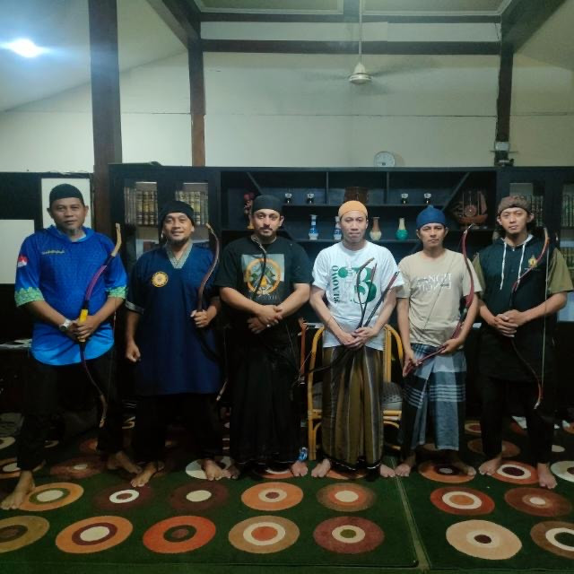 First generation: Qori (third from right) is posing with Angking (left), Ande Pangeran and Nizam al-Qodiri (right), all of whom are among the first generation of pewaris. (Courtesy of Angking)