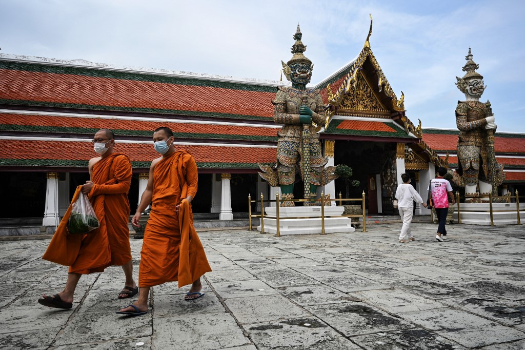 Thailand malls reopen, with temperatures taken, masks worn - The Mainichi