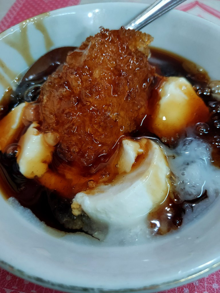 Breakfast of champions: Pictured is a serving of ampiang dadiah, local yogurt with shaved ice, sticky rice cakes, palm sugar and ice. (Wikimedia Commons/Adhmi)