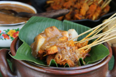 Variety: West Sumatra's rendition of satay is lathered with a thick curry sauce and served with rice cakes. (Shutterstock/Ariyani Tedjo) 