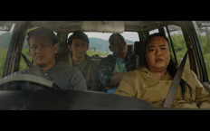 Dramatic turns: The supporting cast of the dramedy 'Ngeri Ngeri Sedap' consists of mostly stand-up comics, such as Boris Bokir Manullang (left), Indra Jegel (second left), Lolox (second right) and Gita Bhebhita Butar-Butar. (Courtesy of Imajinari)
