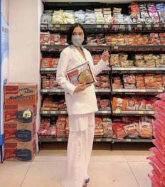 Unique: The famous KEAlivelaughlove's Indomie clutch as seen on fashion influencer Ayla Dimitri. (Courtesy of KEAlivelaughlove)