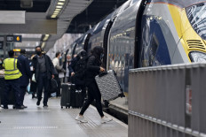 Passengers board a Eurostar train at St Pancras International station in London on December 23, 2020, as services prepare to resume following a 48 hour closure of the French border, due to a new coronavirus strain being discovered in the UK. French Transport Minister Jean-Baptiste Djebarri also confirmed that air travel, boats and Eurostar trains would 
