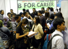 Thousands of jobseekers attend a job fair in Jakarta on Sept. 5, 2012.