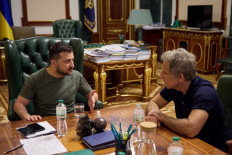 This handout picture taken and released by Ukrainian President press-service on June 20, 2022 shows Ukraine's President Volodymyr Zelensky (L) meeting with US actor Ben Stiller (R) in Kyiv.