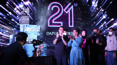 Going strong: Okky Dewanto and Ermey Trisniarty celebrate Dapur Cokelat's 21st anniversary at the JW Marriott in Jakarta. (Courtesy of Dapur Cokelat)