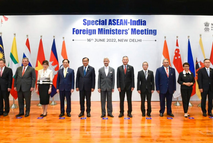 Side by side: Indian Foreign Minister S. Jaishankar (center) and his counterparts from ASEAN member countries join a photo session ahead of their meeting in New Delhi on June 10, 2022.