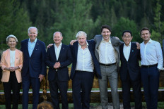 (L-R) President of the European Commission Ursula von der Leyen, US President Joe Biden, German Chancellor Olaf Scholz, British Prime Minister Boris Johnson, Canadian Prime Minister Justin Trudeau, Japanese Prime Minister Fumio Kishida, French President Emmanuel Macron pose for an informal group photo standing at a bench after a working dinner during the G7 Summit held at Elmau Castle, southern Germany on June 26, 2022. 