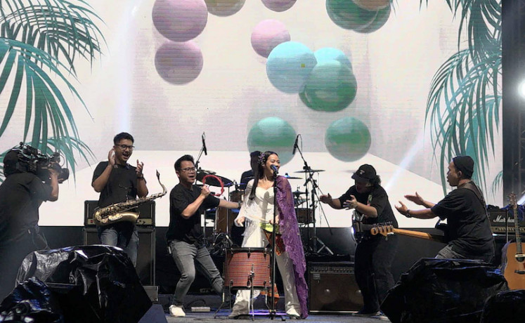 Testing the water: Yura Yunita performed on June 26, the third day of the inaugural three-day Swaraya music festival at the Bogor Botanical Gardens. She is planning to kick off a solo offline concert in August. (Courtesy of Swaraya)