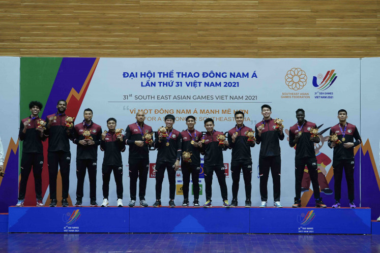 Dream team: Arki Dikania Wisnu (fifth left) poses with members of  the Indonesian basketball team during the 31st Southeast Asian Games, also known as the Hanoi 2021 SEA Games, held in the Vietnamese capital in May 2022 instead of November 2021 as originally scheduled. 